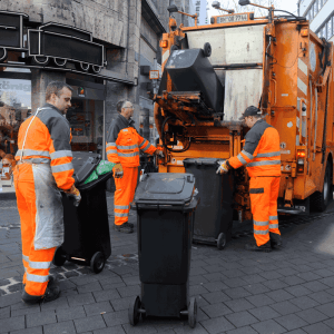 Müllwerker bei der Arbeit Bild: bonnorange