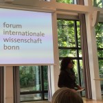 Ute Lange begrüßt die Gäste der 27. Socialbar im FIW