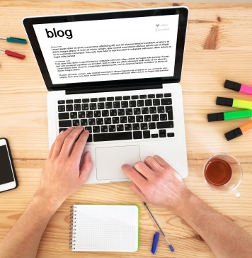 Blogger schreibt am Notebook