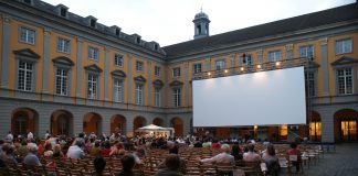 Innenhof der Universität Bonn während der Stummfilmtage 2009