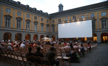 Innenhof der Universität Bonn während der Stummfilmtage 2009