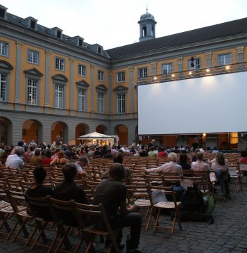 Innenhof der Universität Bonn während der Stummfilmtage 2009