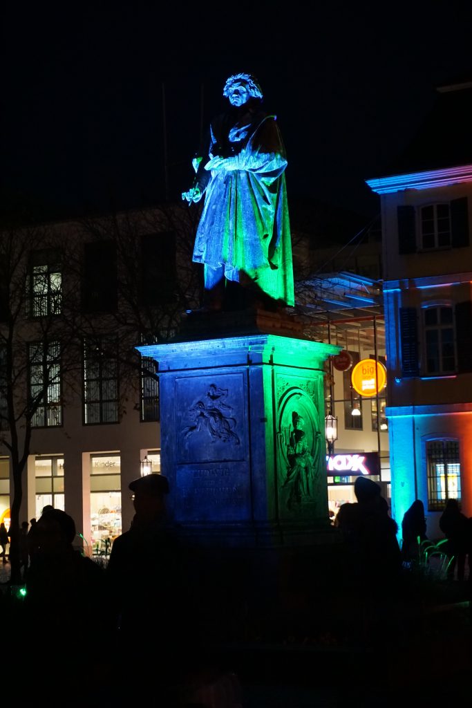 Natürlich war auch das Beethovendenkmal in buntes Licht gehüllt.