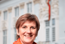 Claudia Lücking-Michel steht lächelnd vor dem Bonner Rathaus
