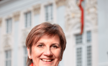 Claudia Lücking-Michel steht lächelnd vor dem Bonner Rathaus