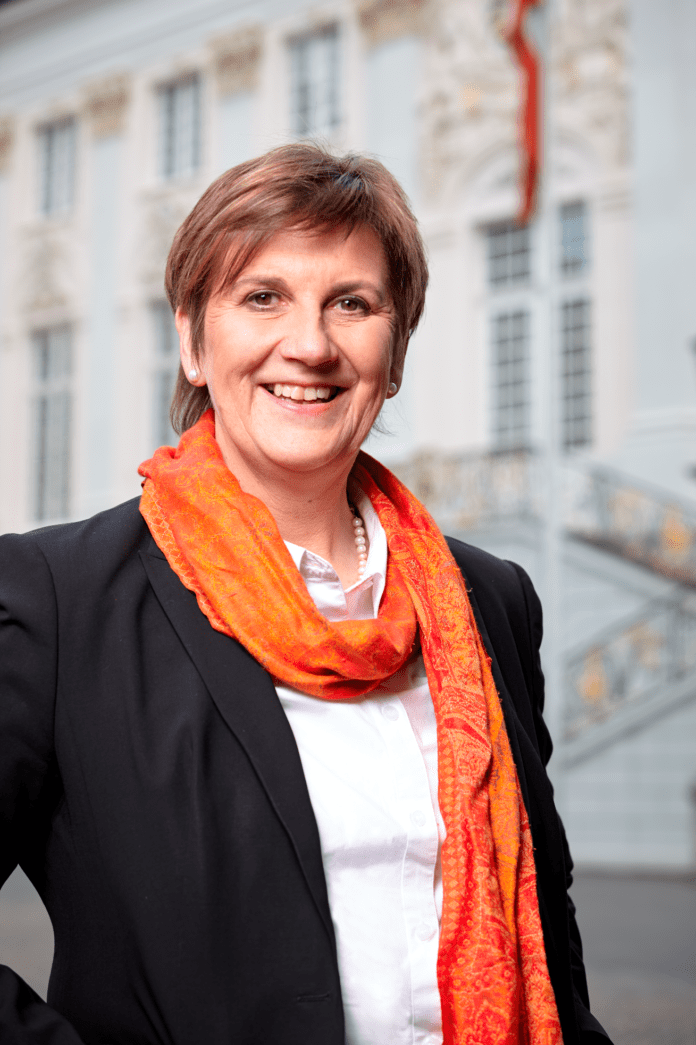 Claudia Lücking-Michel steht lächelnd vor dem Bonner Rathaus