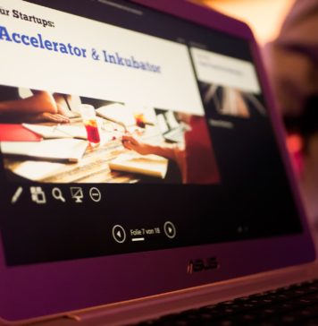 BonnHub mit großer Party eingeweiht Eine Folie der Präsentation ist auf dem Laptop sichtbar, auf ihr steht: "Für Startups: Accelerator & Inkubator"