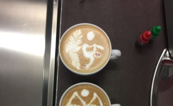 Drei Tassen Kaffee mit gestalteten Milchschaum.
