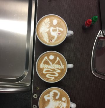 Drei Tassen Kaffee mit gestalteten Milchschaum.
