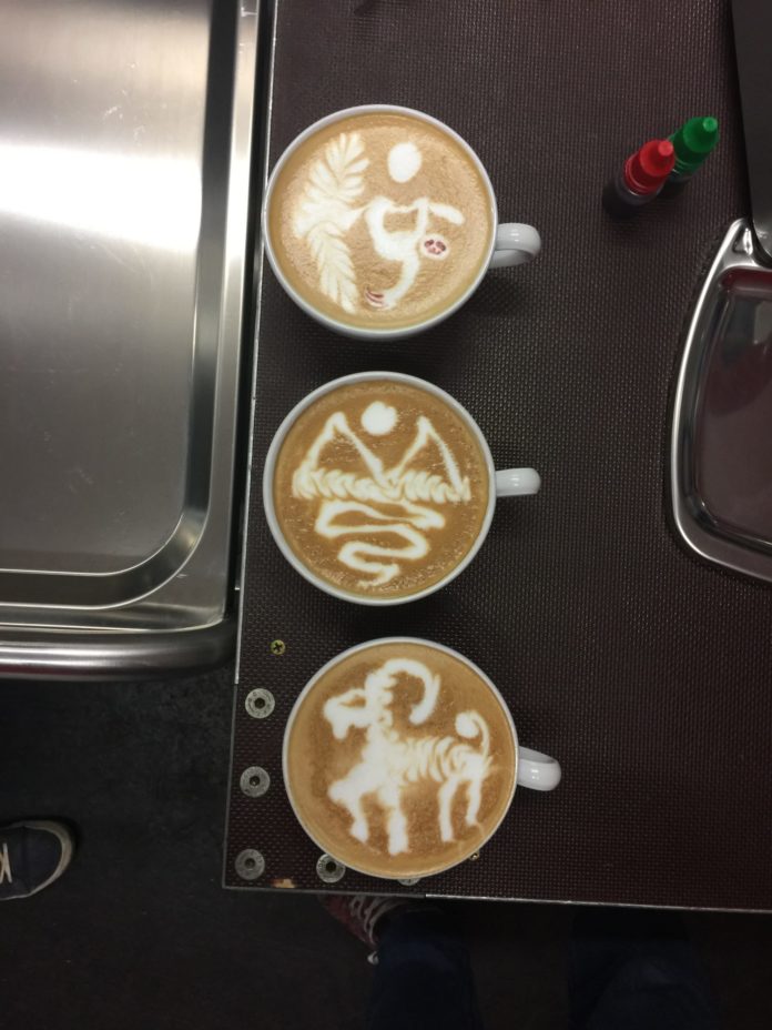 Drei Tassen Kaffee mit gestalteten Milchschaum.