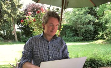 Severin Tatarczyk sitzt im Garten an seinem Laptop