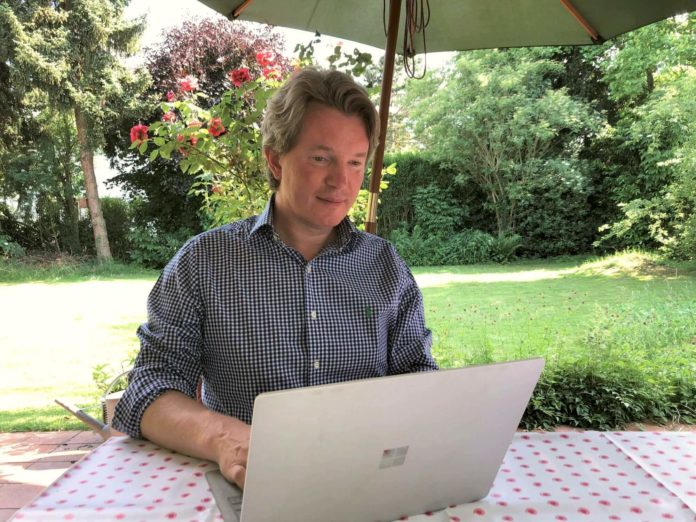 Severin Tatarczyk sitzt im Garten an seinem Laptop