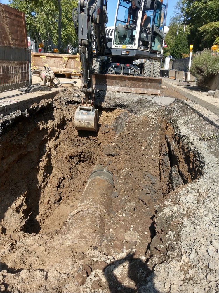 Baustelle an der B9: Defekter Hydrant führte zu unterspülter Straße