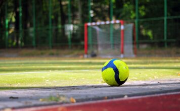 Fußball am Sportplatzrand