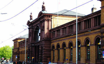 Bonner Hauptbahnhof. ➨ Redvers from Belgium/UK [CC BY 2.0 (https://creativecommons.org/licenses/by/2.0)]