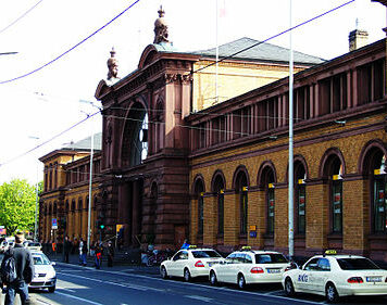 Bonner Hauptbahnhof. ➨ Redvers from Belgium/UK [CC BY 2.0 (https://creativecommons.org/licenses/by/2.0)]