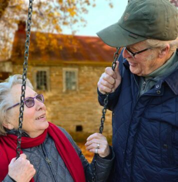 Mann, Der Neben Frau Auf Schaukel Steht