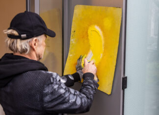 Streetart Künstler Thomas BAUMGÄRTEL (Bananensprayer) sprayt die Excellenzbanane an den Türrahmen des August Macke Haus Museums.