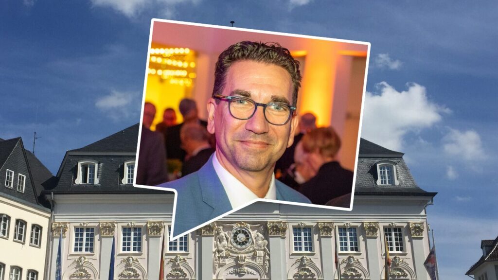Foto des Kandidaten in einer stilisierten Sprechblase vor einem Foto des Alten Rathauses