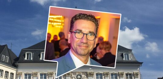 Foto des Kandidaten in einer stilisierten Sprechblase vor einem Foto des Alten Rathauses