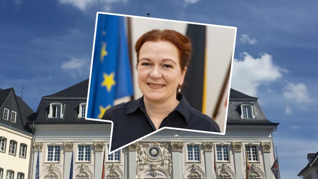 Foto der Kandidaten in einer stilisierten Sprechblase vor einem Foto des Alten Rathauses