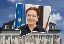 Foto der Kandidaten in einer stilisierten Sprechblase vor einem Foto des Alten Rathauses