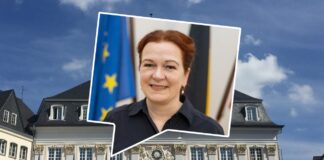 Foto der Kandidaten in einer stilisierten Sprechblase vor einem Foto des Alten Rathauses