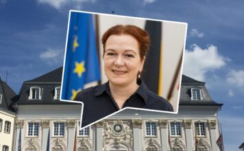 Foto der Kandidaten in einer stilisierten Sprechblase vor einem Foto des Alten Rathauses