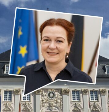 Foto der Kandidaten in einer stilisierten Sprechblase vor einem Foto des Alten Rathauses