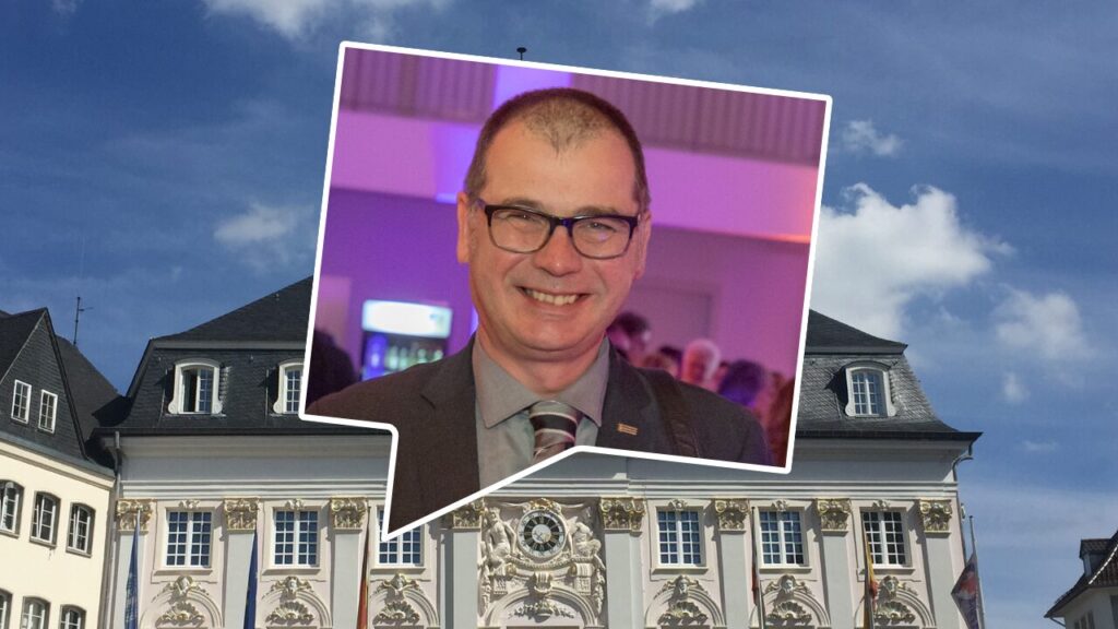 Foto des Kandidaten in einer stilisierten Sprechblase vor einem Foto des Alten Rathauses
