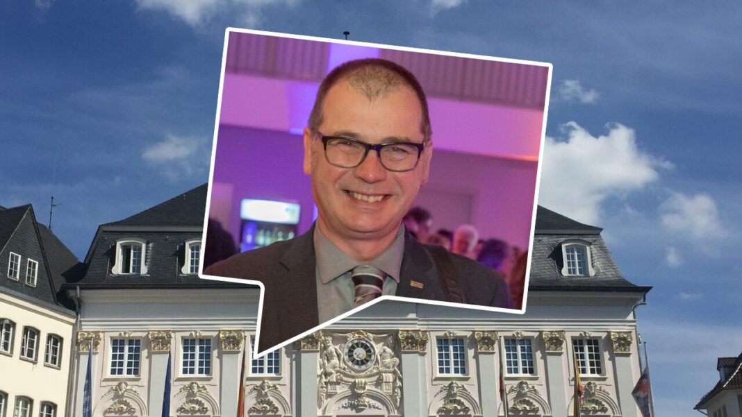 Foto des Kandidaten in einer stilisierten Sprechblase vor einem Foto des Alten Rathauses