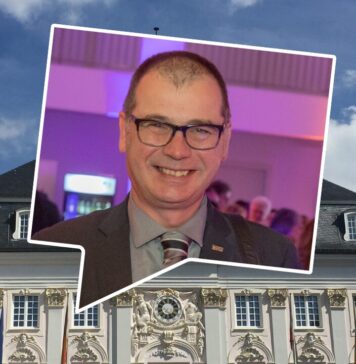 Foto des Kandidaten in einer stilisierten Sprechblase vor einem Foto des Alten Rathauses