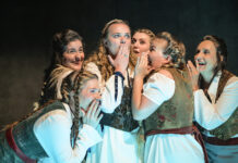 Ensemble in Hochzeit am Theater Bonn | Foto © Bettina Stöß