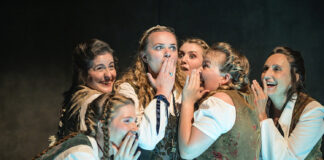 Ensemble in Hochzeit am Theater Bonn | Foto © Bettina Stöß