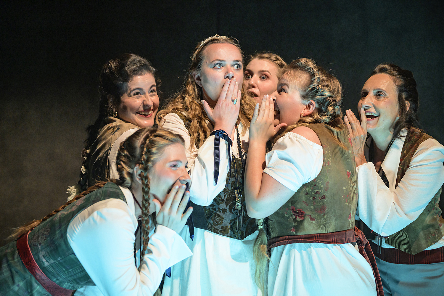 Ensemble in Hochzeit am Theater Bonn | Foto © Bettina Stöß