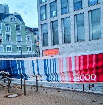 Zukunft geht nur zusammen: OB-Stichwahl als Stimme für Klimaschutz und sozialen Zusammenhalt nutzen Klimastreifen Banner in Bonner Innenstadt