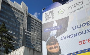 Stadthaus mit Wahlkampfposter
