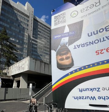 Stadthaus mit Wahlkampfposter