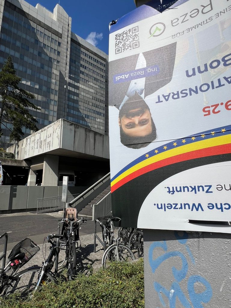 Stadthaus mit Wahlkampfposter