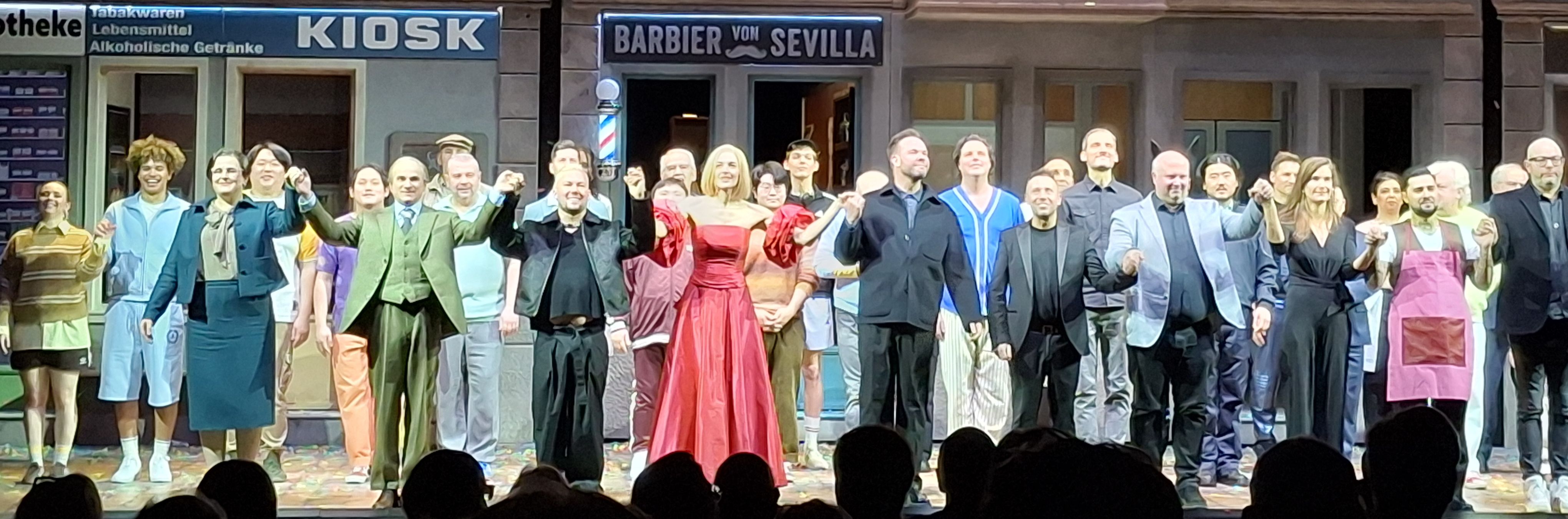 Belcanto-Rausch mit scharfen Klingen und spitzen Tönen – Matthew Wild zeigt Gioachino Rossinis „Der Barbier von Sevilla“ an der Oper Bonn