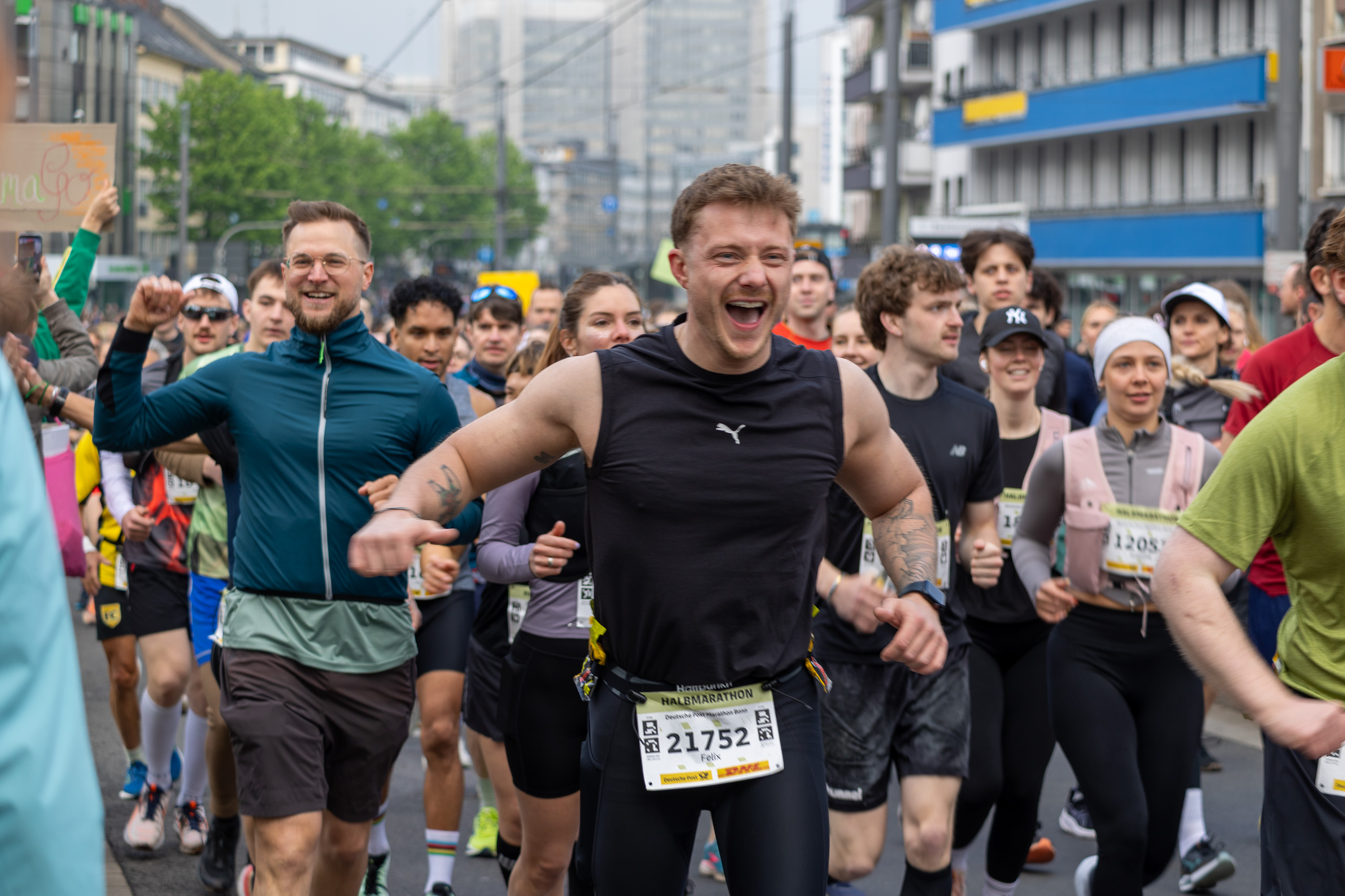 Viele laufende Jecken beim größten Marathon Bonns
