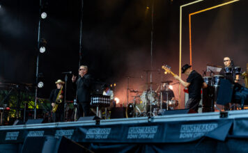 Der ganz normale Wahnsinn: Madness mit britischem Charme und Ska-Rhythmen auf dem Kunstrasen in der Rheinaue