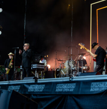 Der ganz normale Wahnsinn: Madness mit britischem Charme und Ska-Rhythmen auf dem Kunstrasen in der Rheinaue