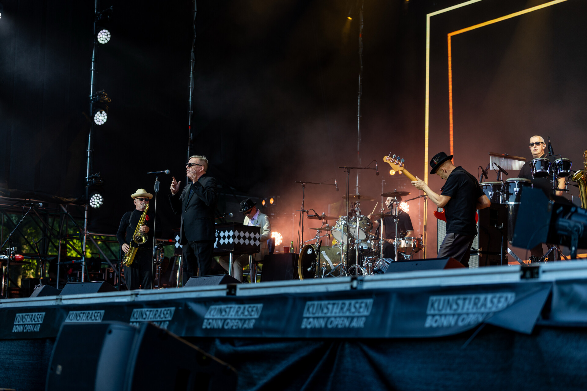 Der ganz normale Wahnsinn: Madness mit britischem Charme und Ska-Rhythmen auf dem Kunstrasen in der Rheinaue