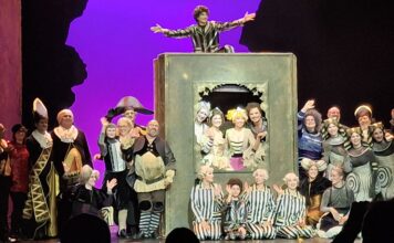 Maß, Mitte und magische Bücher: Premiere von Mozarts „Die Zauberflöte“ an der Oper Bonn gerät zum kämpferischen Spielzeitauftakt